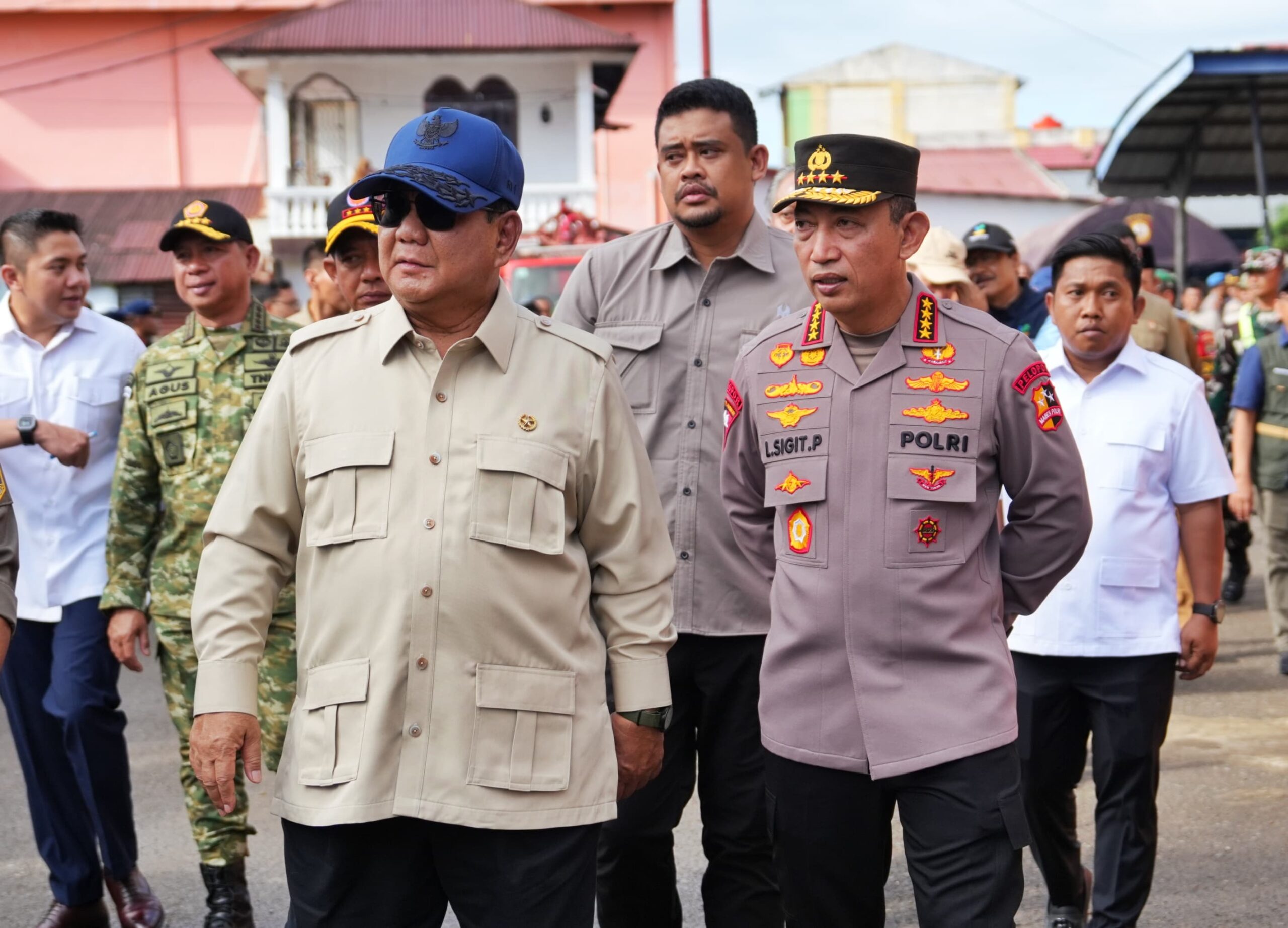 Kapolri Dampingi Presiden Cek Lokasi Pengungsian Korban Banjir di Tapanuli Tengah