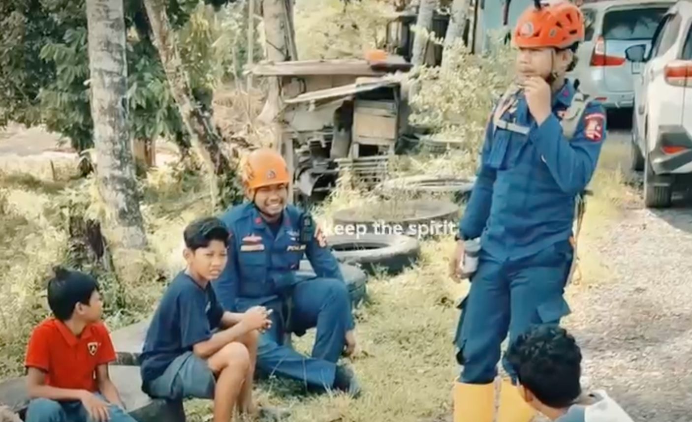 Tim SAR Polri : Komitmen Tak Kenal Lelah Tim SAR Korpolairud di Garis Depan Bencana