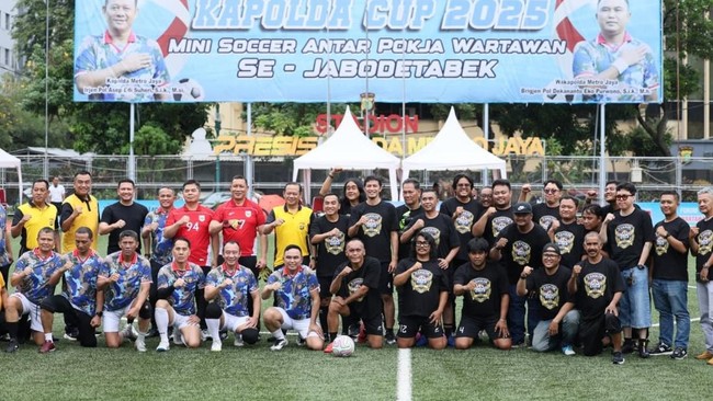 Luar Biasa Bersinergi Kapolda Metro dan Wartawan Tanding Sepak Bola di Stadion Presisi