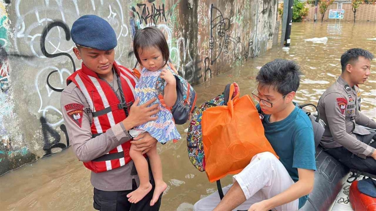 Tim SAR Brimob Polda Metro Jaya Bantu Evakuasi Warga di Jalan Bangka V Jakarta Selatan